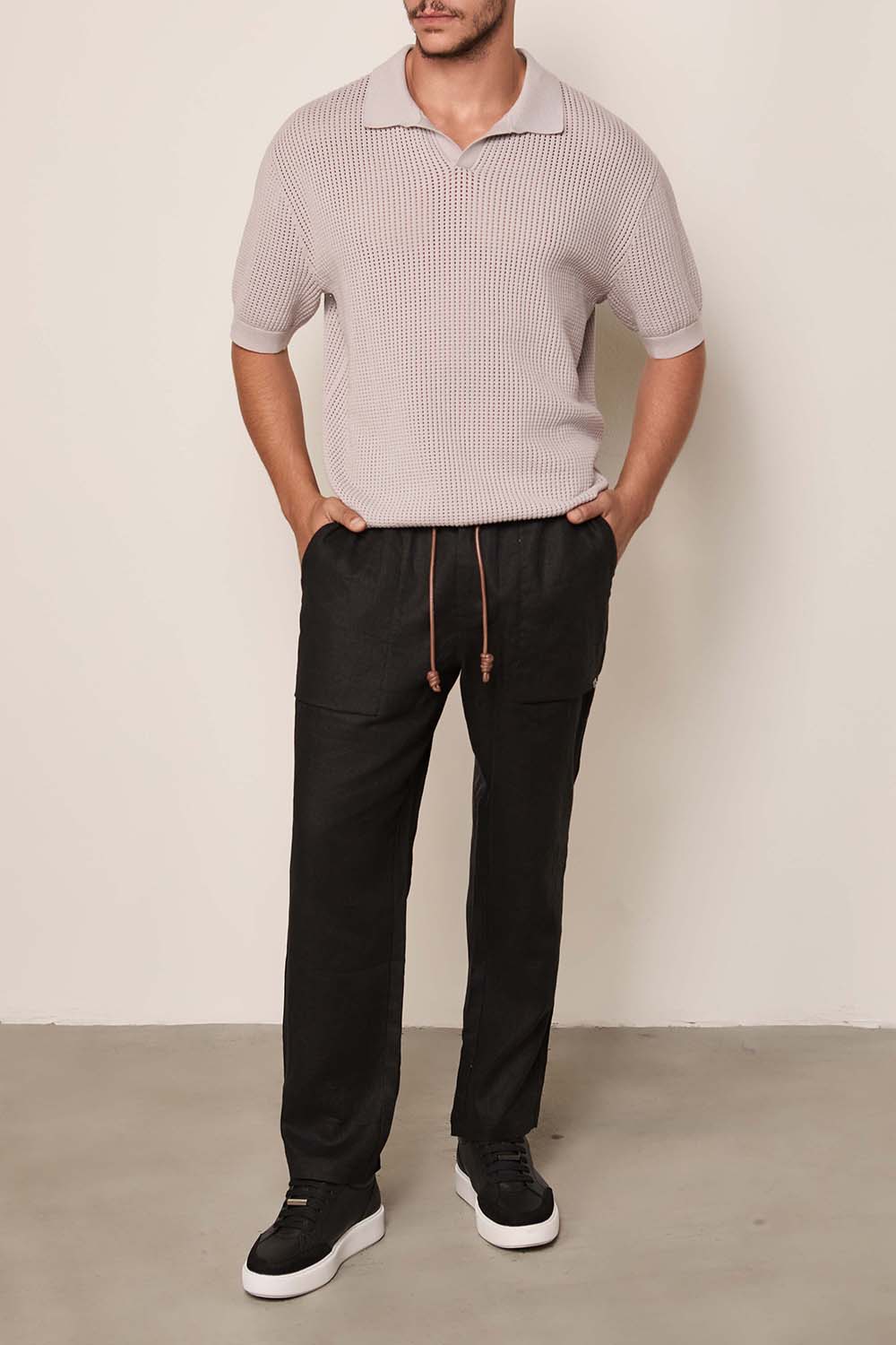 תמונת כל הלוק של חולצת פולו